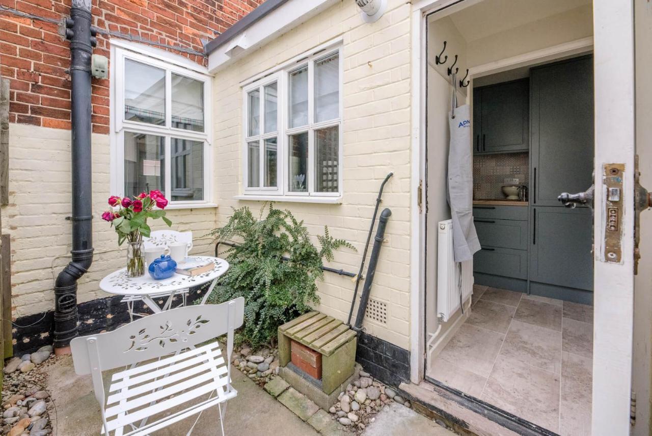 Holiday home Periwinkle Cottage, *