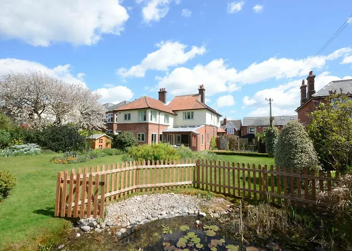 Holly Lodge